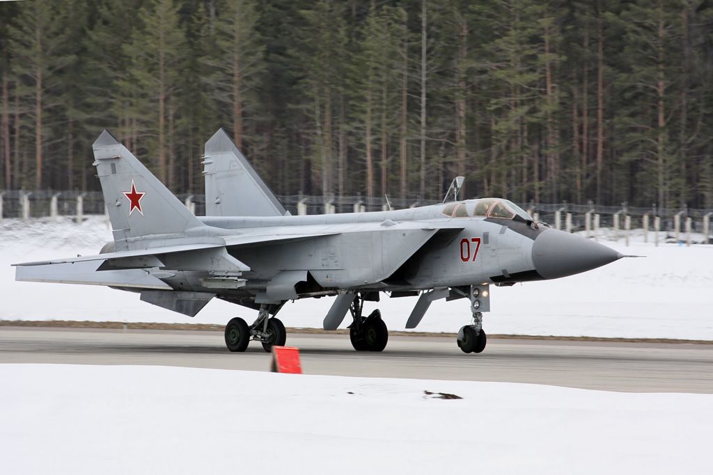MiG-31_790_IAP_Khotilovo_airbase.jpg