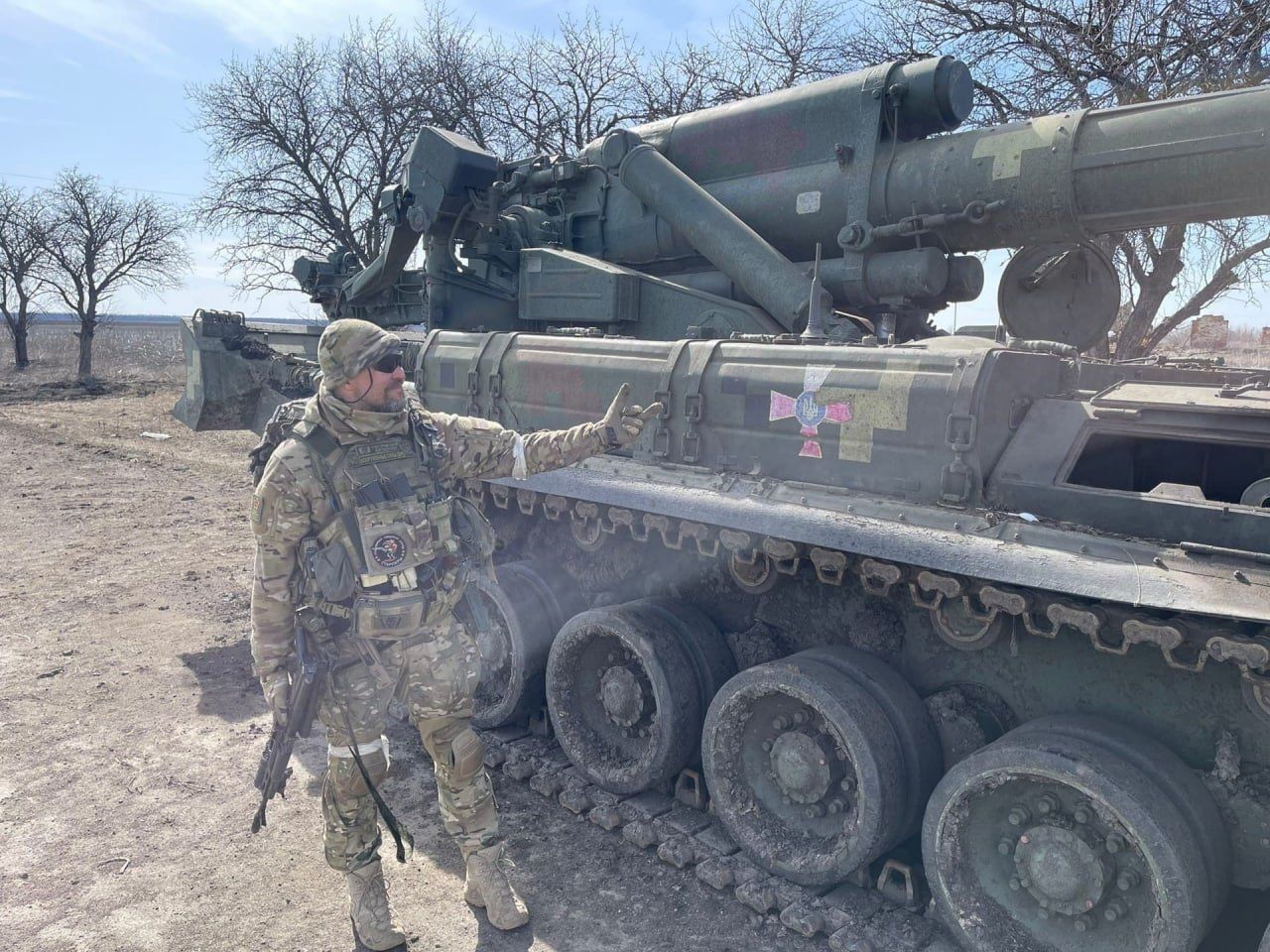 Russian troops captured Ukrainian 2S7 Pion self-propelled artillery in Donbas.jpg